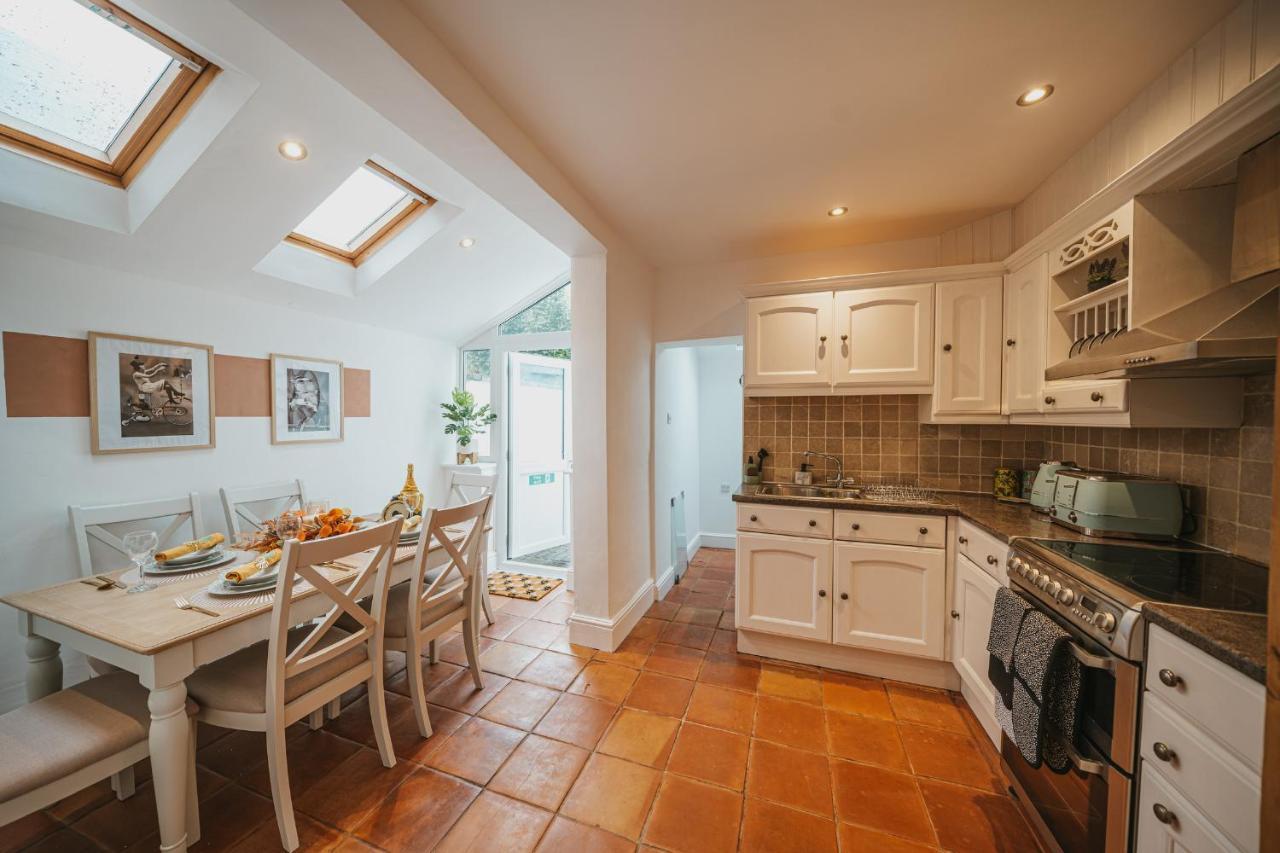 Cotswolds- Homely 2 Bed House With Garden, Wifi - Esho Stays Cirencester Zewnętrze zdjęcie
