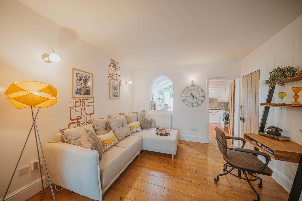 Cotswolds- Homely 2 Bed House With Garden, Wifi - Esho Stays Cirencester Zewnętrze zdjęcie